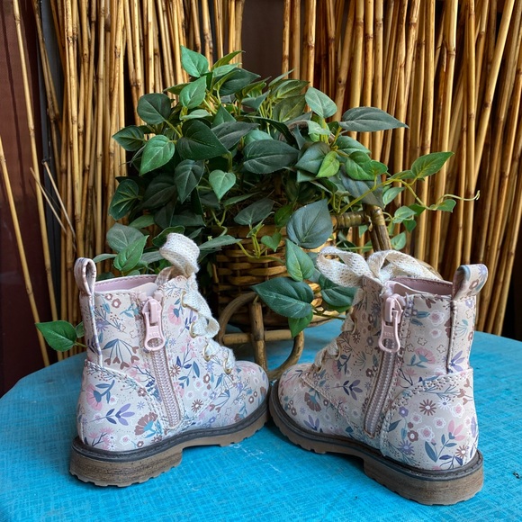 Cute for Spring! Cat and Jack boots. Excellent Condition - Picture 4 of 5